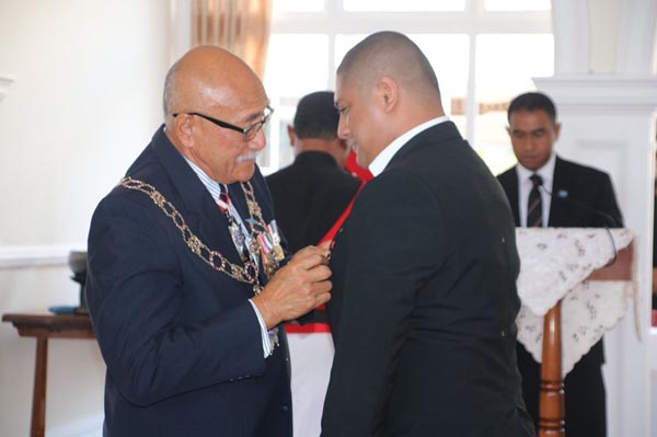 Broderick Mervyn receiving medal from President of Fiji, Jioji Konrote