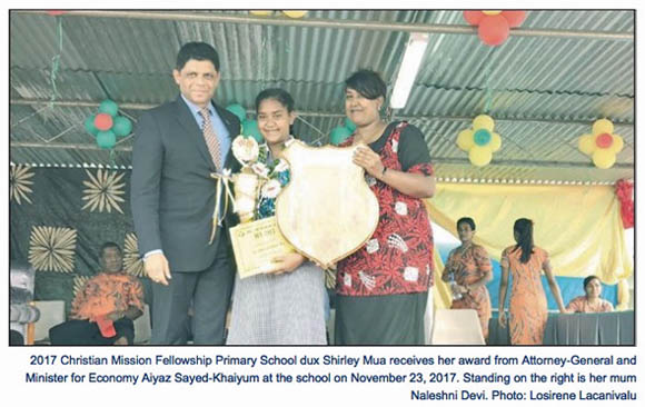 Shirley Mua receiving award